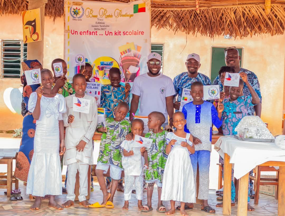 Distribution des kits scolaires — Orphelinat Cœur Unis de Tori